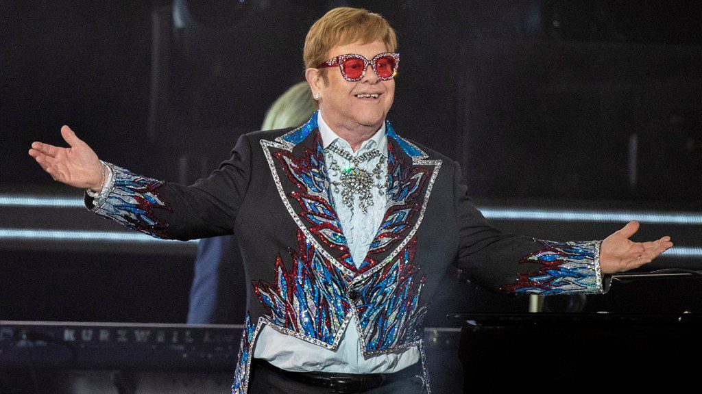 Elton John realiza um show, o último show de três noites para encerrar a etapa americana de sua turnê de despedida, no Dodger Stadium no domingo, 20 de novembro de 2022, em Los Angeles, Califórnia.