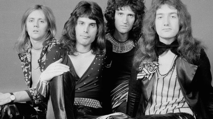 Banda de rock britânica Queen, Londres, 1973. Da esquerda para a direita: o baterista Roger Taylor, o vocalista Freddie Mercury (1946 - 1991), o guitarrista Brian May e o baixista John Deacon.  (Foto de Michael Butland/Getty Images)