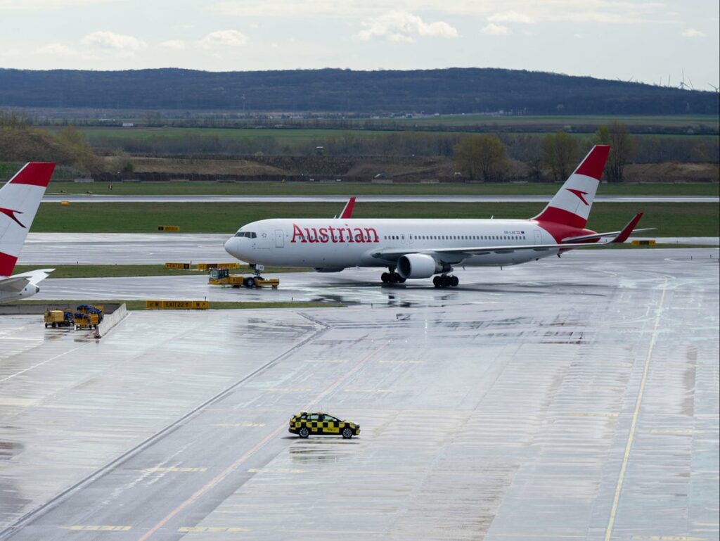 Um avião austríaco sofreu graves danos no nariz e no pára-brisa enquanto voava em meio a uma tempestade de granizo