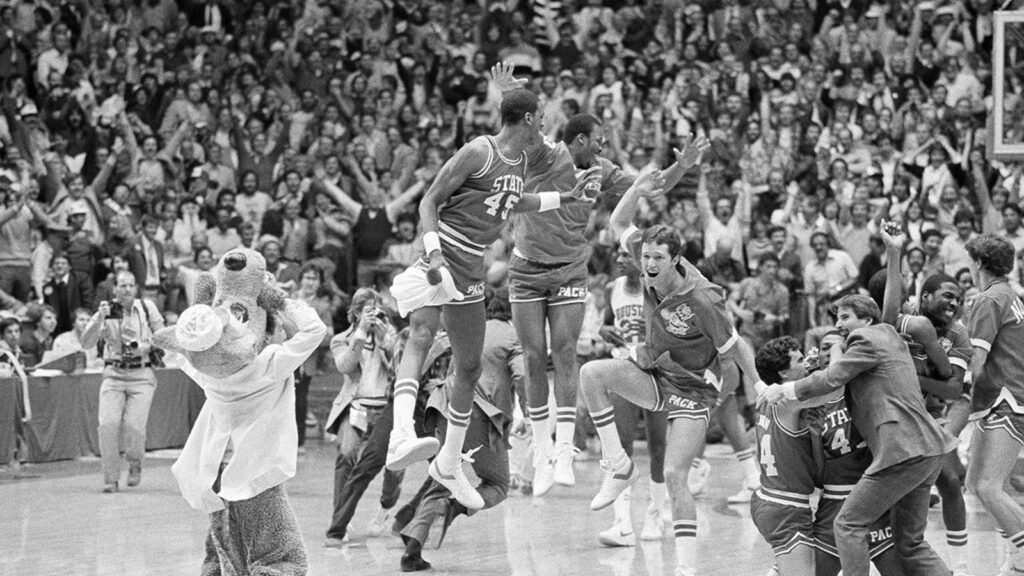 pacote de coração |  Jogadores da equipe campeã da NC State de 1983 processam a NCAA por zero lucros