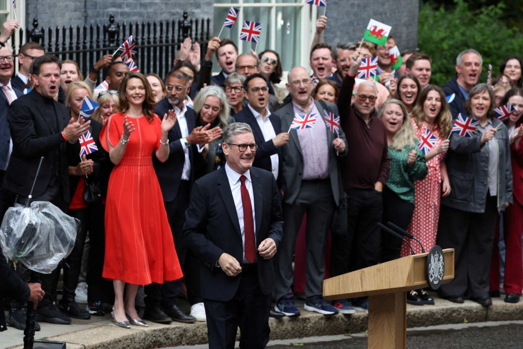 O primeiro-ministro britânico, Keir Starmer, reage, no número 10 da Downing Street, após os resultados das eleições.