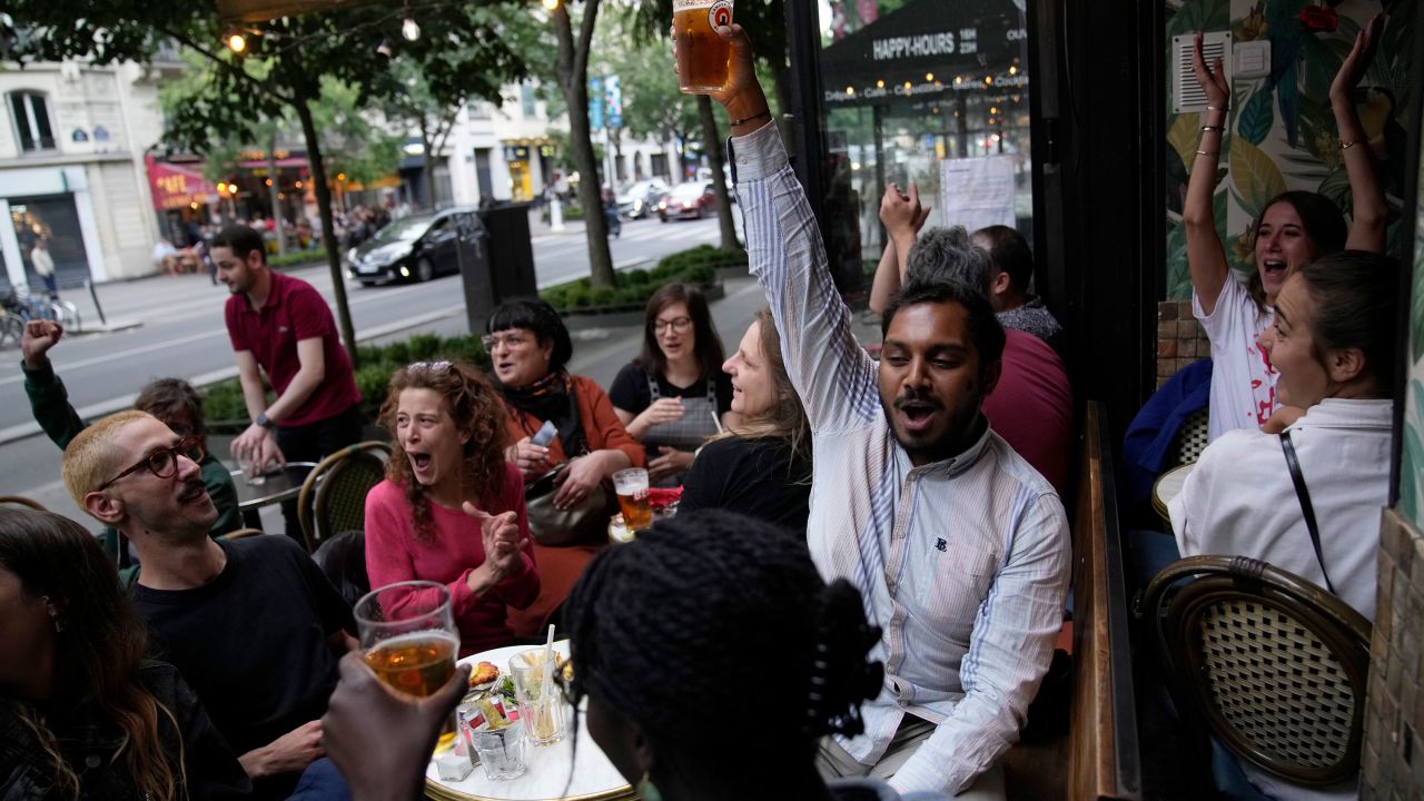 As pessoas reagem às expectativas de resultados em Paris. 