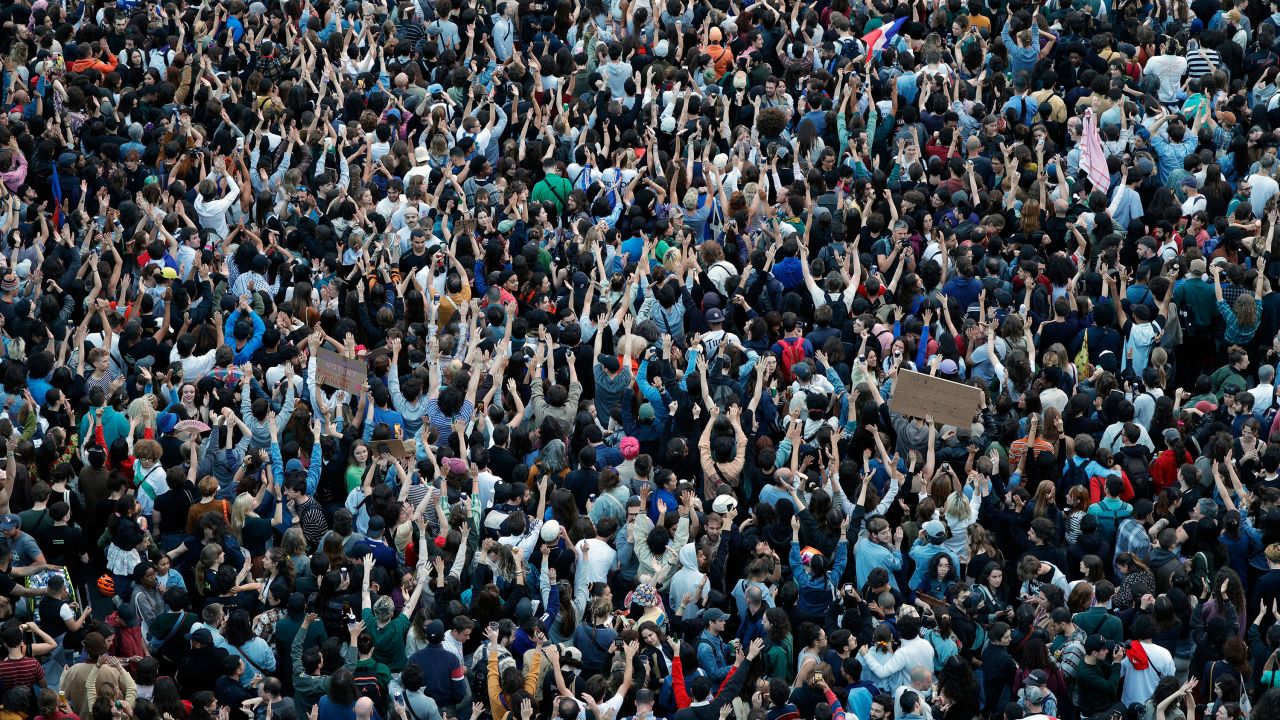 As pessoas se reúnem na Place de la République, em Paris, para comemorar os resultados das primárias. 