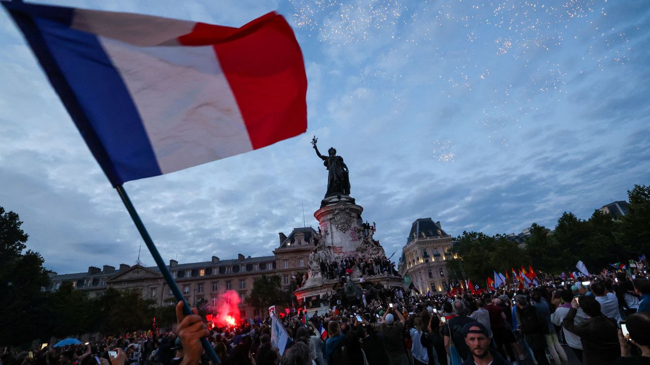 Multidões se reúnem durante um comício eleitoral noturno na Place de la République, em Paris. 