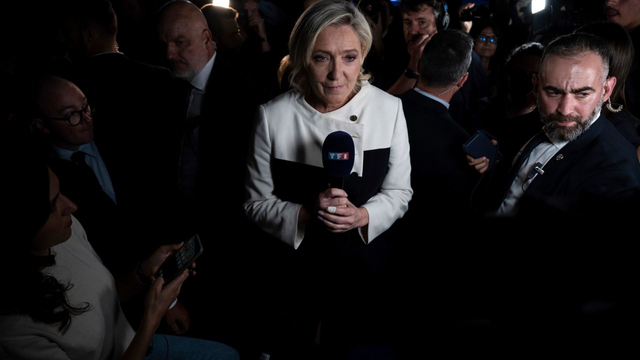 Marine Le Pen, líder do partido de extrema-direita Reunião Nacional, fala aos repórteres em Paris depois de resultados parciais terem mostrado que o seu partido não alcançaria a maioria. 