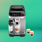 Máquina de café De'Longhi Magnifica em fundo verde CNET