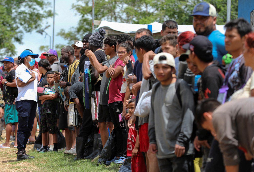 Migrantes fazem fila para fazer exame médico em um centro de recepção de migrantes durante a visita do presidente eleito do Panamá, José Raul Molino (não retratado), em Lajas Blancas, província de Darien, Panamá, em 28 de junho de 2024. 