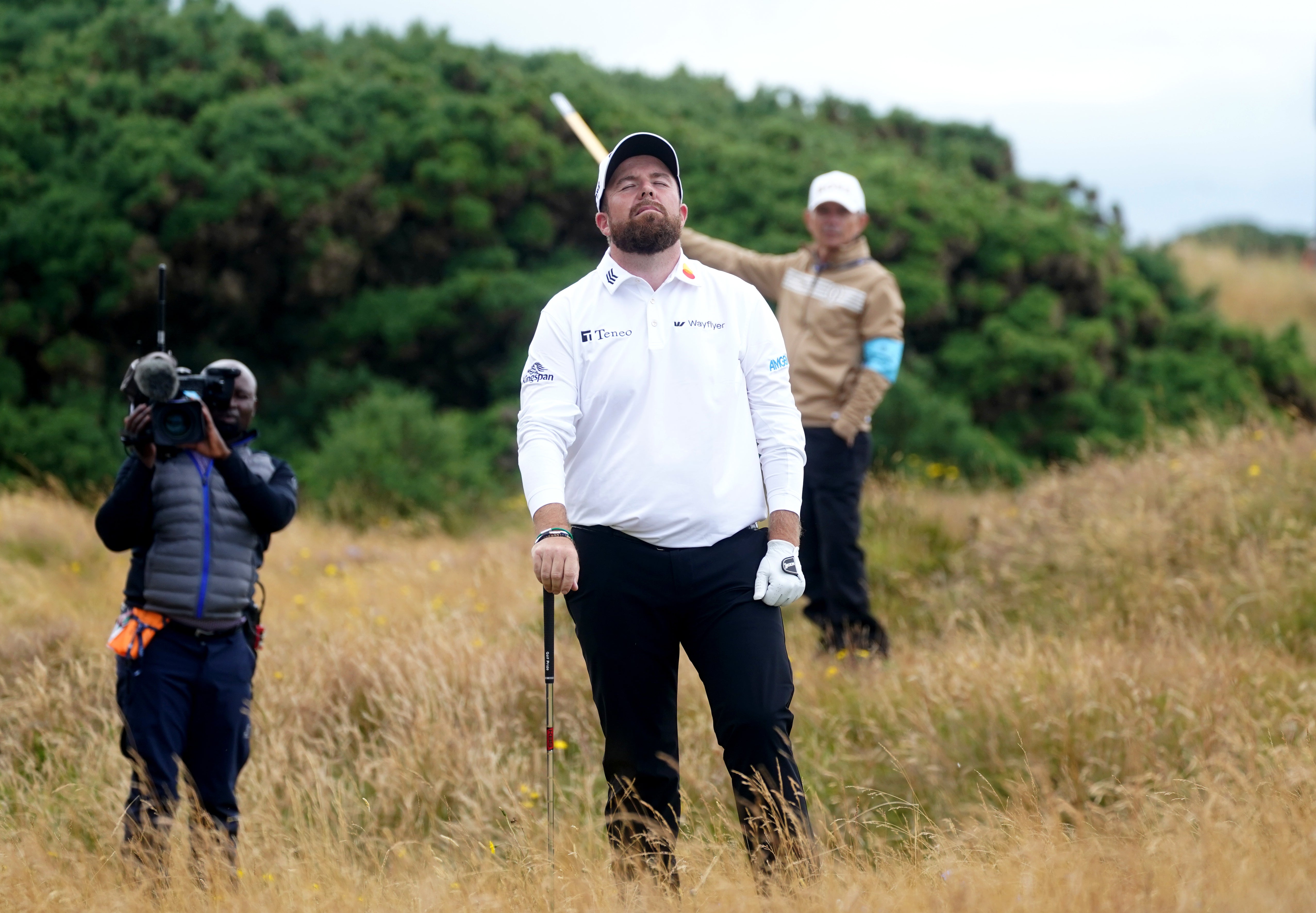 O irlandês Shane Lowry reage ao jogar uma tacada bruta no buraco 11 durante o segundo dia do The Open no Royal Troon (Owen Humphreys/PA)