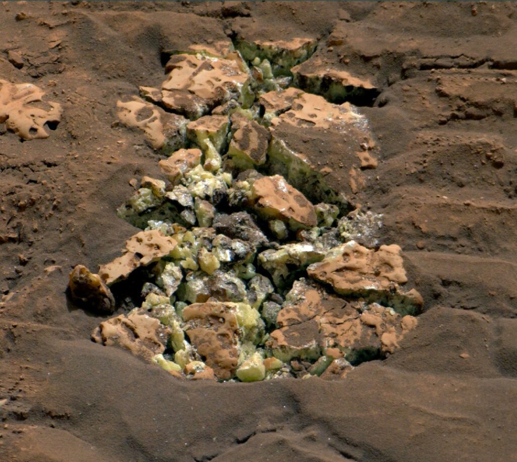“Estranho e Inesperado” – O rover Curiosity da NASA encontra cristais amarelos em Marte