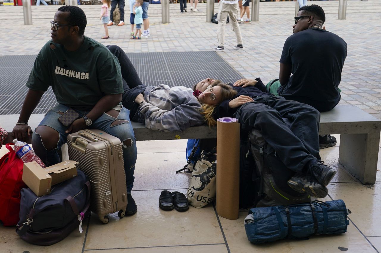 Viajantes descansam fora da estação ferroviária Gare de Bordeaux Saint-Jean, em Bordeaux, França. 