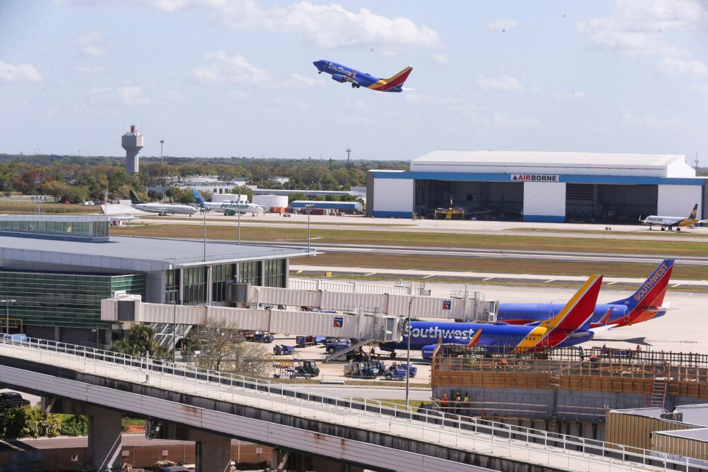 A Administração Federal de Aviação está investigando um avião da Southwest com destino a Tampa que caiu 150 pés acima da água