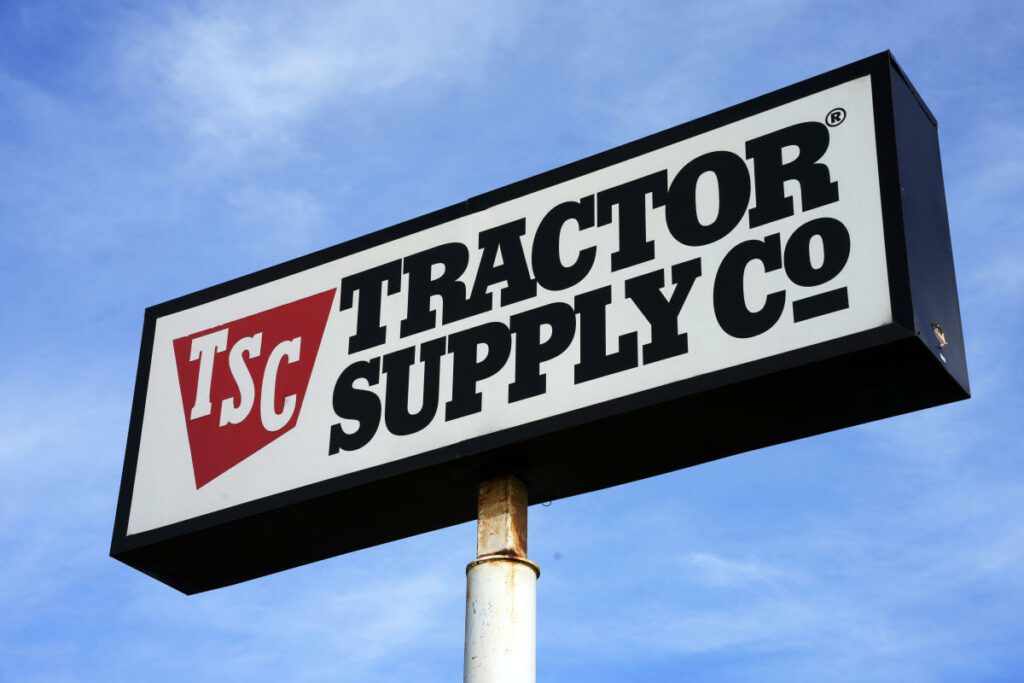 A Black Farmers Association está pedindo a renúncia do CEO da Tractor Supply depois que a empresa reduziu os esforços da DEI