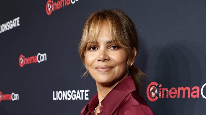 LAS VEGAS, NV - 10 DE ABRIL: Halle Berry participa da exibição e recepção CinemaCon da Lionsgate no Caesars Palace em 10 de abril de 2024 em Las Vegas, Nevada.  (Foto de Greg Doherty/Getty Images para Lionsgate)