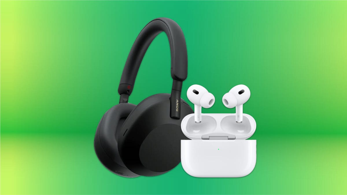 Fones de ouvido Sony Wh-1000XM5 e Apple AirPods Pro 2 em um fundo verde