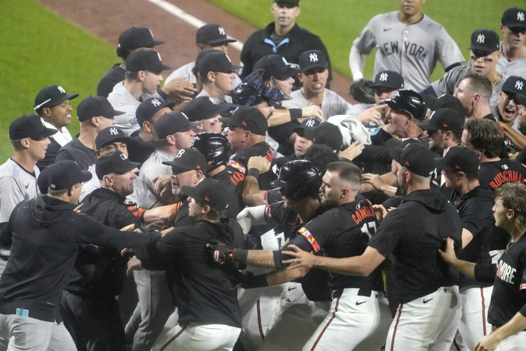 Os Yankees e Orioles desocupam o banco e brigam depois que Kjerstad é atingido na cabeça por um arremesso