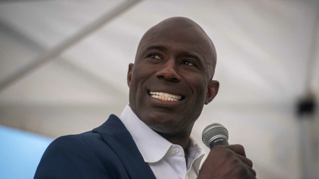 Terrell Davis está considerando uma ação legal contra a United Airlines