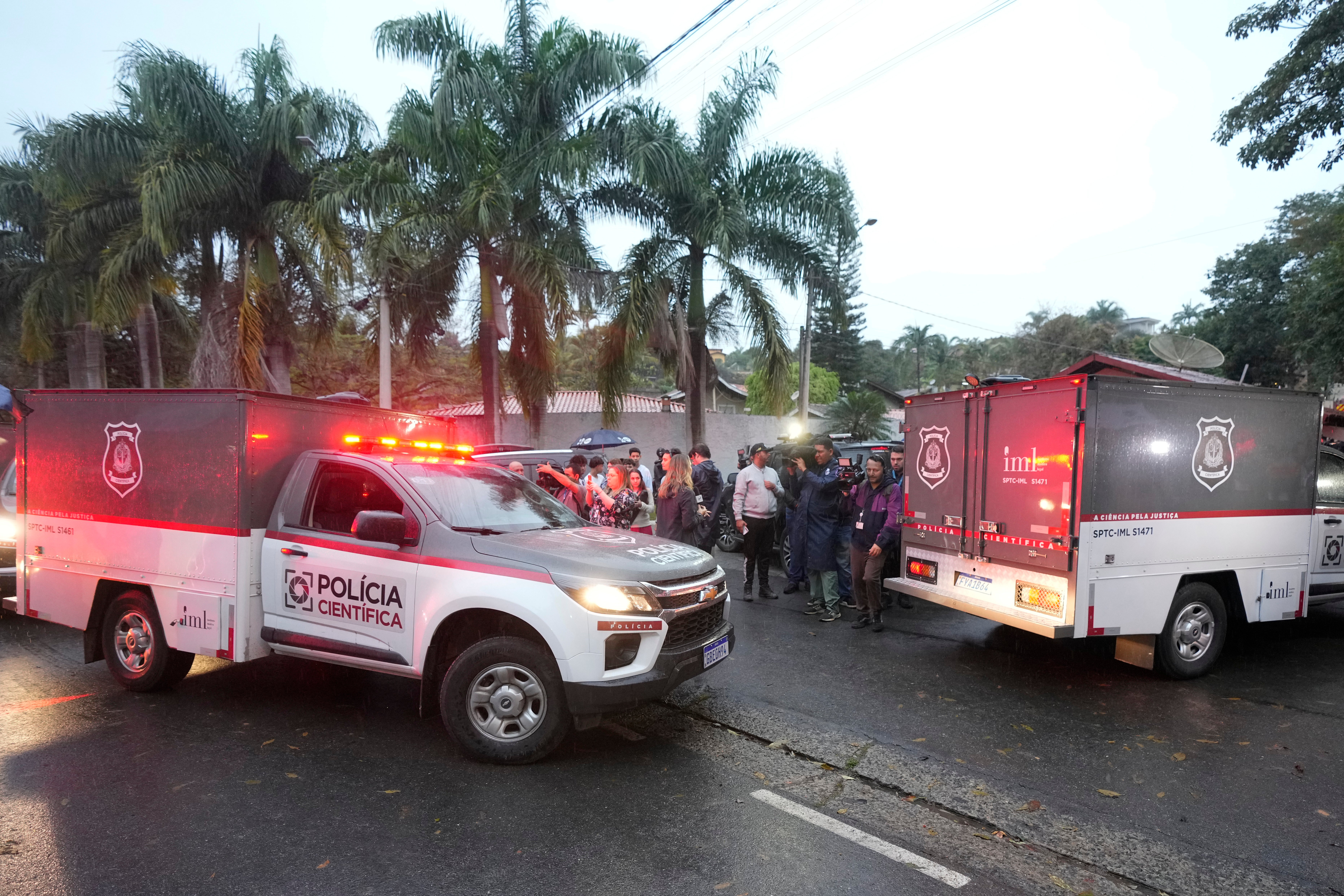 Ambulâncias estão estacionadas fora do bairro onde o voo 2283 da Phoebus caiu em Vinhedo. O avião caiu milhares de pés em menos de dois minutos