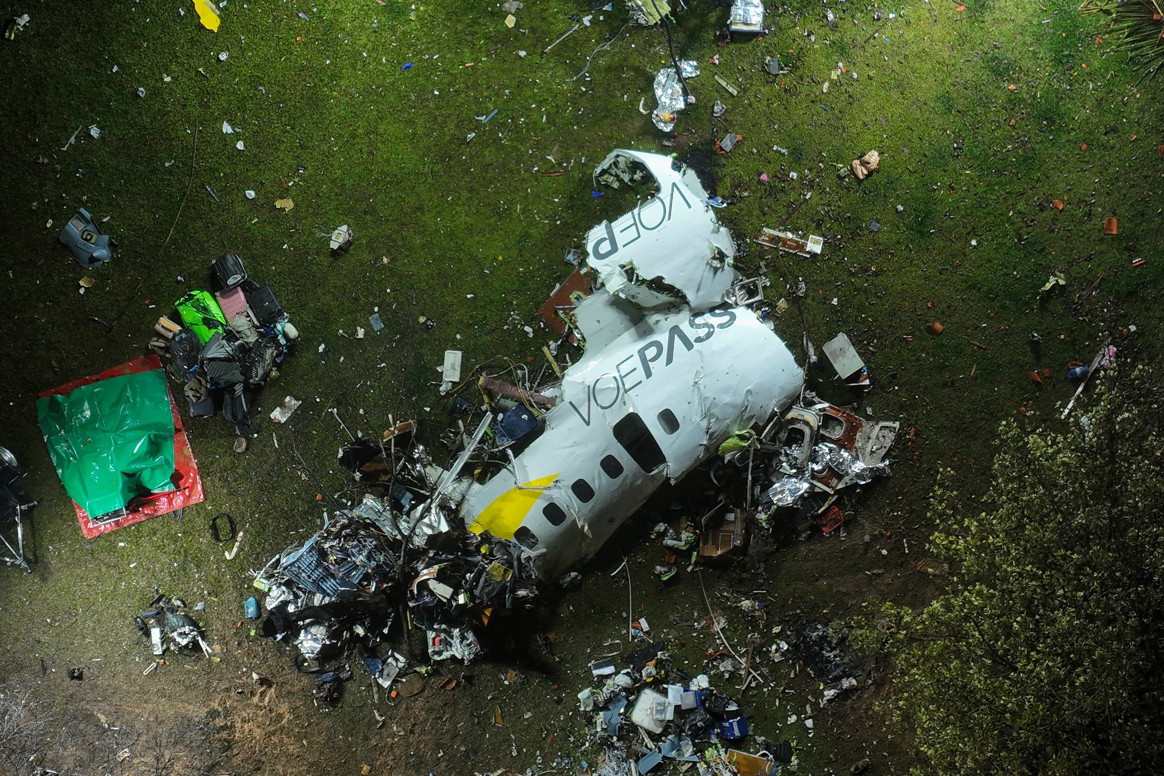 Os destroços do avião são visíveis no local do acidente em Vinhedo