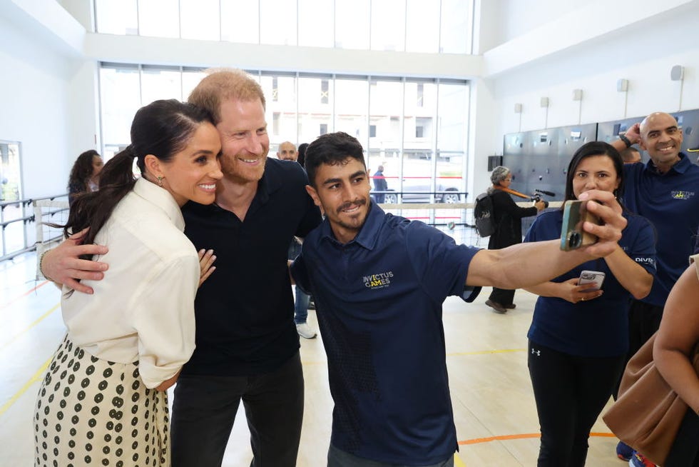 Bogotá, Colômbia, 16 de agosto Meghan, Duquesa de Sussex e Príncipe Harry, Duque de Sussex aparecem no Centro de Reabilitação Abrangente durante a visita do Duque e da Duquesa de Sussex à Colômbia em 16 de agosto de 2024 em Bogotá, Colômbia. Imagem da Fundação Eric Charbonneau Archuel via Getty Images