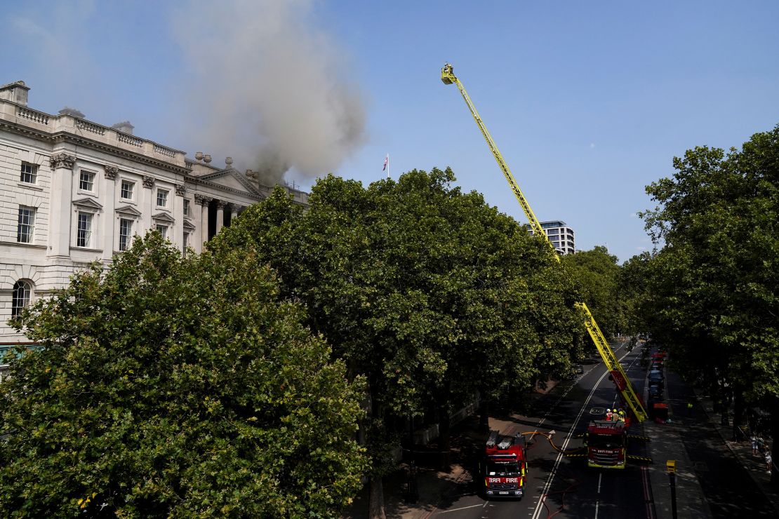 A fumaça aumenta enquanto os bombeiros trabalham no local do incêndio em Somerset House, em Londres.