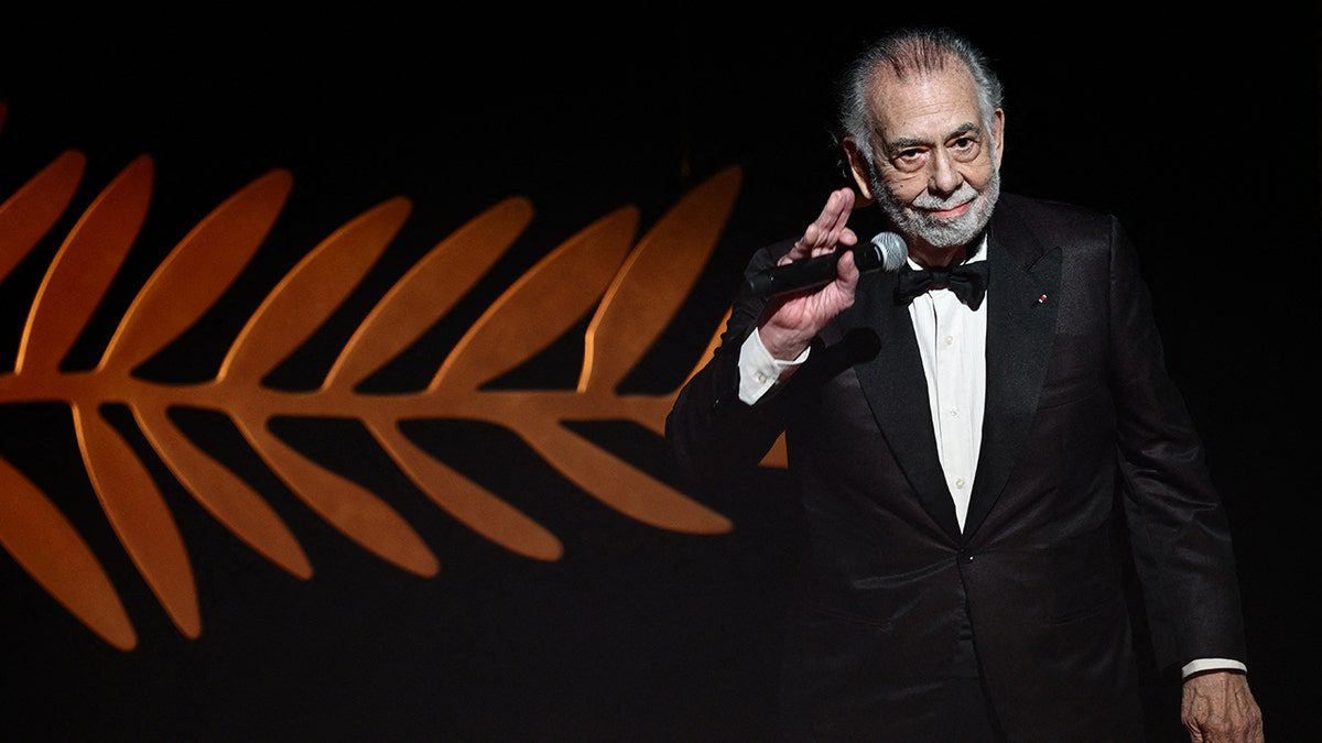 Francis Ford Coppola sobe no palco e acena para o público