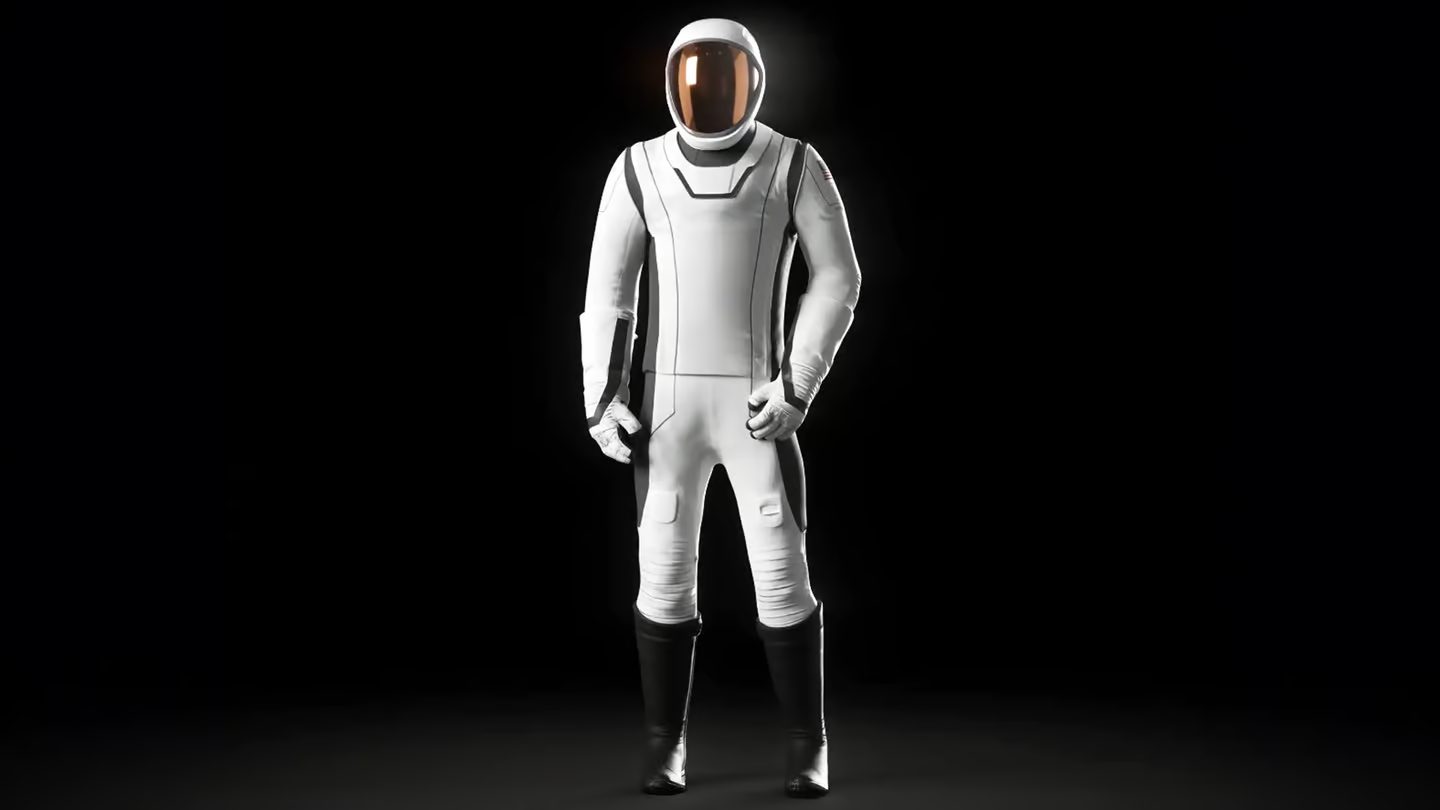 Traje espacial branco com sapatos pretos em pé no espaço negro.