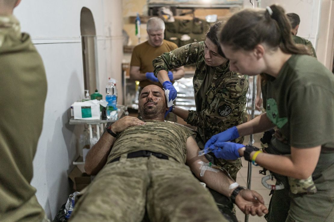 Membros da equipe médica do Exército ucraniano tratam soldados feridos em um ponto de estabilização na direção de Pokrovsk.