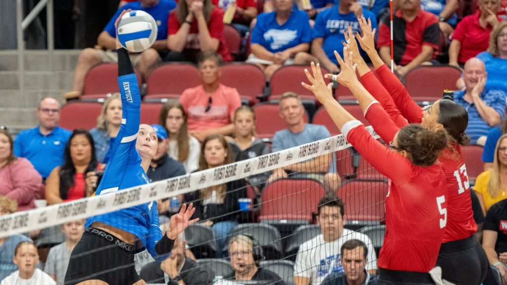 O segundo time de vôlei do Nebraska consegue uma vitória na abertura da temporada sobre o nono Kentucky