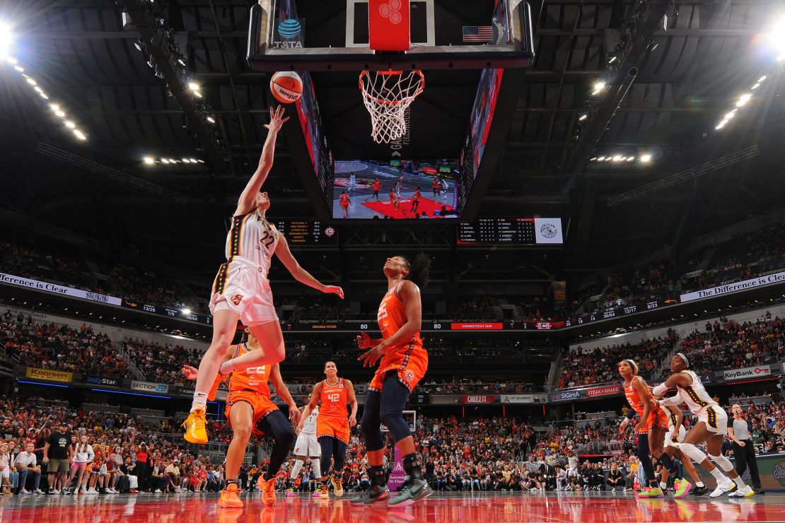 Caitlin Clark estabelece uma nova história na WNBA ao derrotar o Connecticut Sun no Indiana Fever