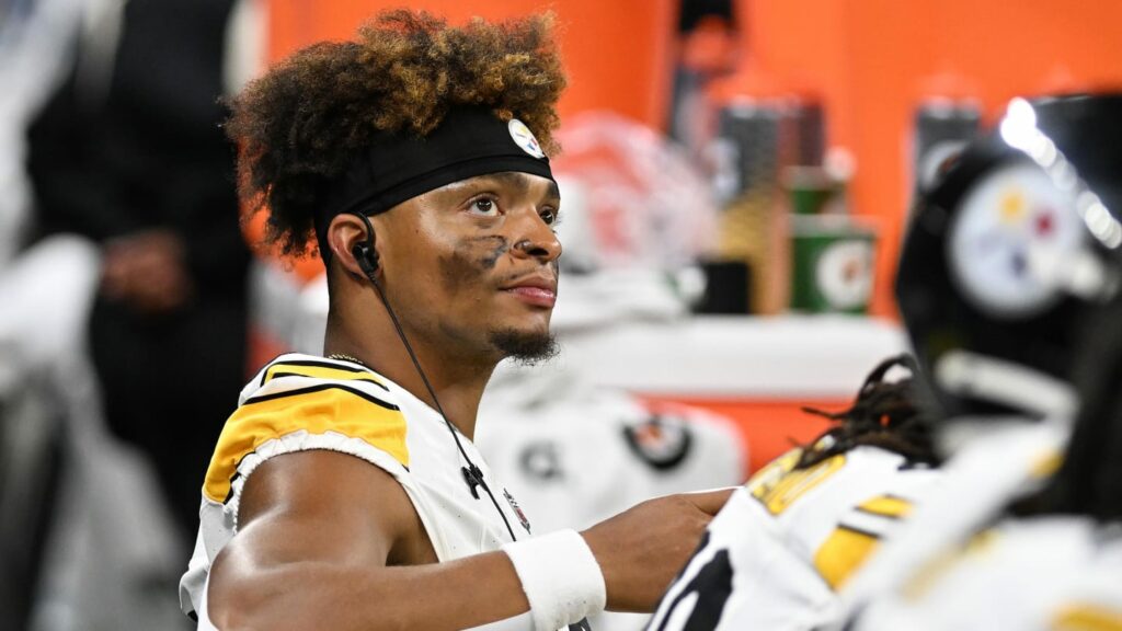 Mike Tomlin questiona o papel de Justin Fields no jogo de abertura da temporada dos Steelers contra os Falcons