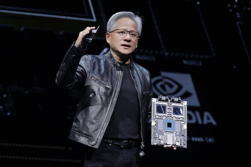 ARQUIVO - O presidente e CEO da Nvidia, Jensen Huang, fala durante a exposição Computex 2024 em Taipei, Taiwan, 2 de junho de 2024. A recuperação da Nvidia na terça-feira, 25 de junho de 2024, ajuda a manter os índices dos EUA próximos de seus níveis recordes na terça-feira. (Foto AP/Chiang Ying-ying)