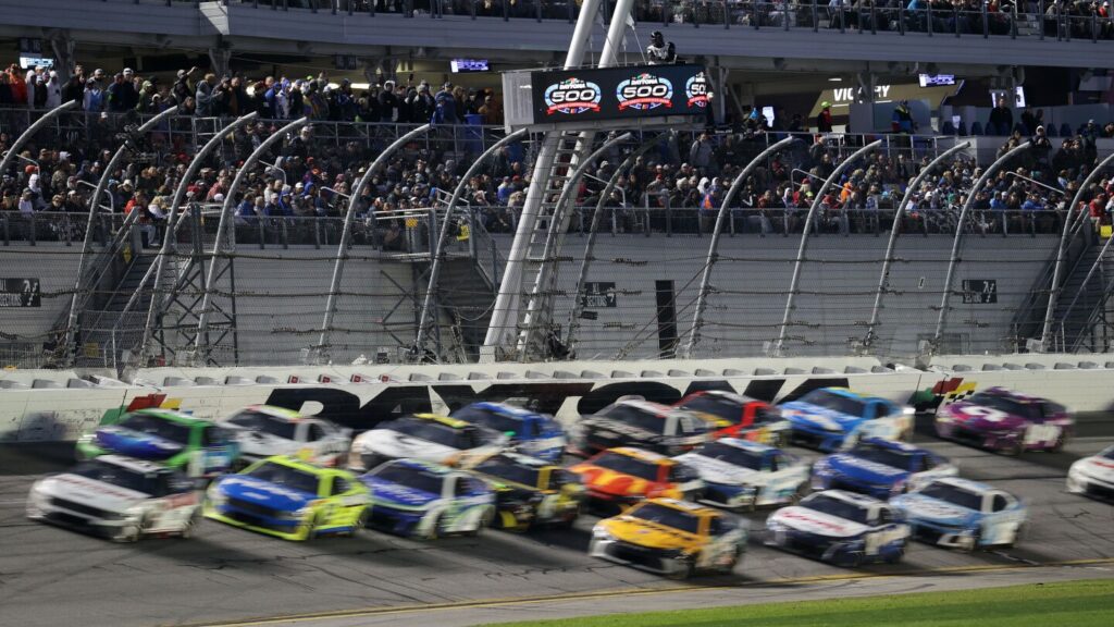 Programação do fim de semana de corrida da Nascar em Daytona e Milwaukee