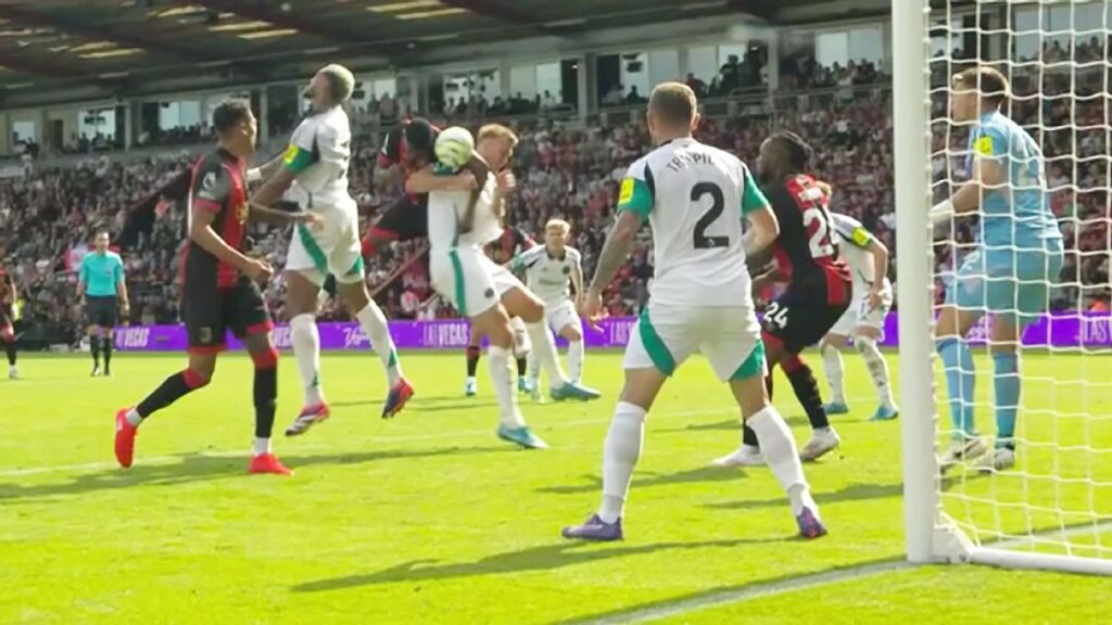 Revisão do VAR: gol do Bournemouth foi marcado pelo árbitro, Joelinton é expulso